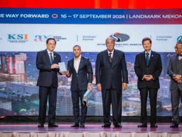 HSMM Group of Companies presents Laos-branded perfumes as gifts ASEAN Leaders